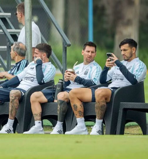 梅西、帕雷德斯、德保罗在观看阿根廷u20 对阵美国u20的友谊赛梅西德保罗帕雷德