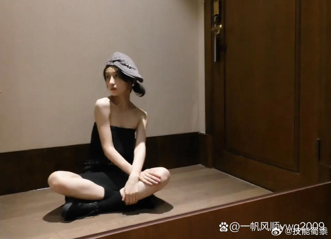 张子枫变瘦了好多，虽然已经成年了，但是她看起来还是像小孩一样 ​​​