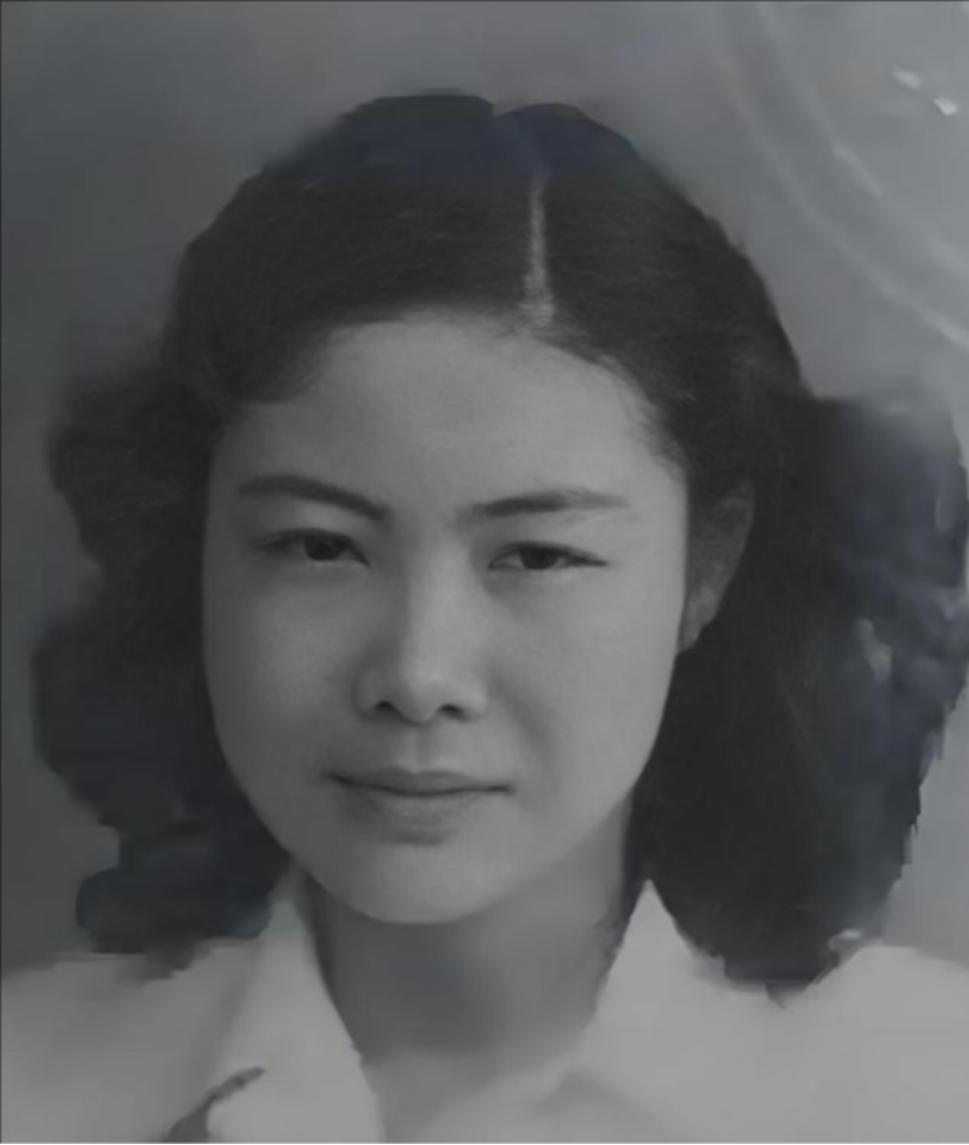 1934年，新婚后不久，才女作家苏青就撞见丈夫与表嫂约会，她隐忍不发，接连生下5