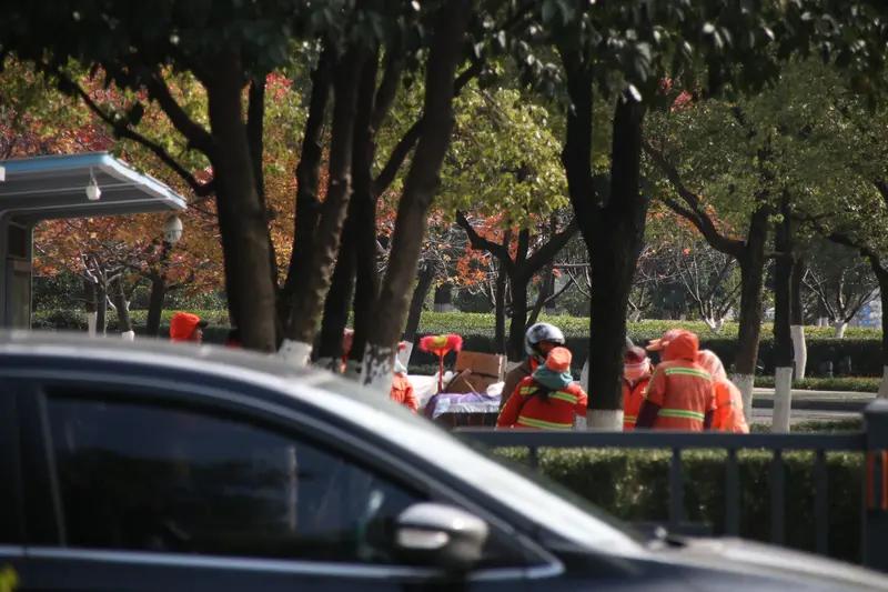 外国小伙语言不通被困服务区，保洁阿姨用流畅的英语帮忙解决问题。保洁阿姨：我每年都