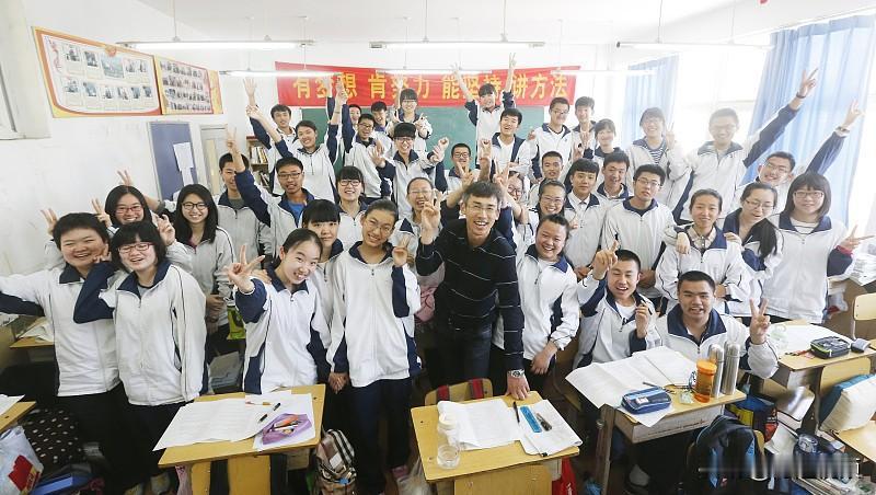 你最想对哪位老师说句什么？ 最想对高三的班主任张老师说句谢谢。
当年我偏科偏得离