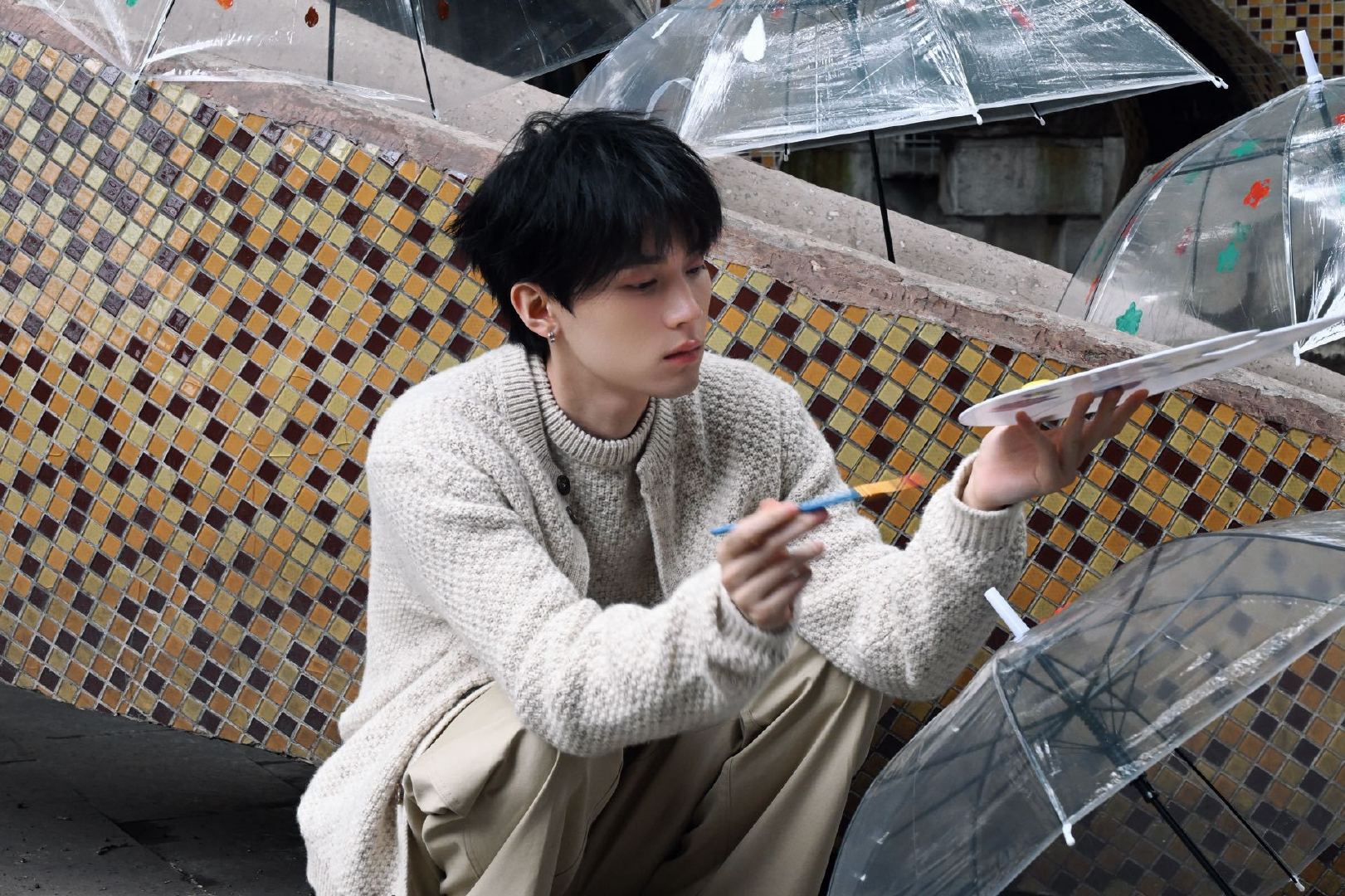 周翊然长颈鹿滑梯随拍 周翊然长颈鹿滑梯随拍来啦 米白色针织毛衣造型休闲温暖，和 