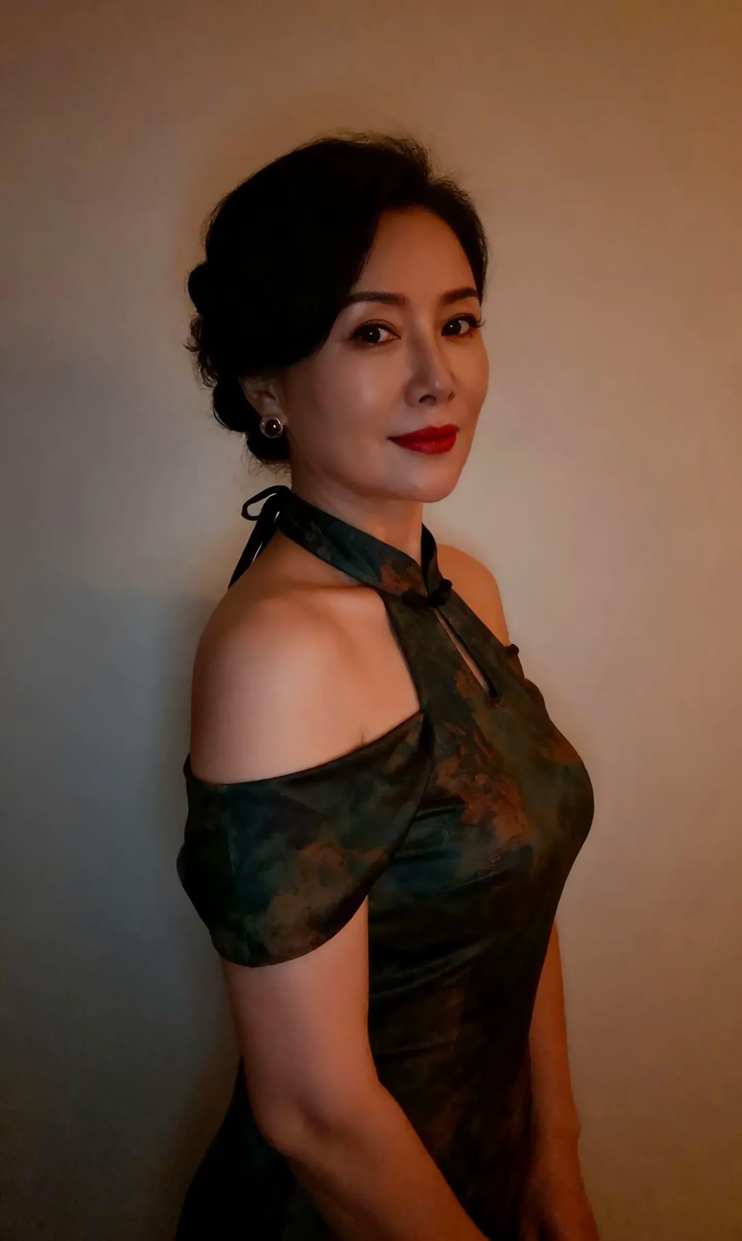 东方女性穿旗袍为什么这么美旗袍是东方美学的贴身载体——高领收腰衬曲线，盘扣斜襟藏