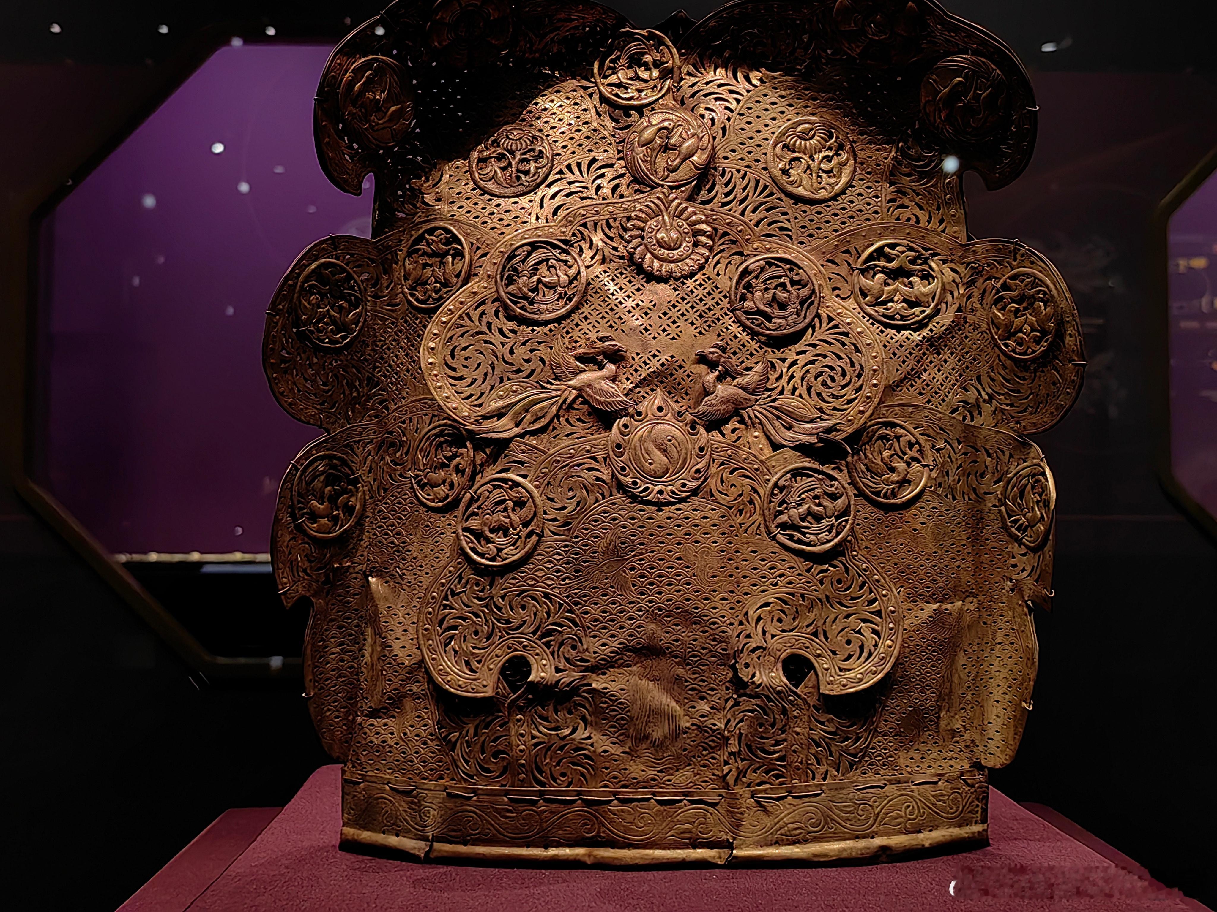 黄金缕-香港故宫文化博物馆藏古代金器 双凤戏珠纹卷云冠 | 辽（907-1125