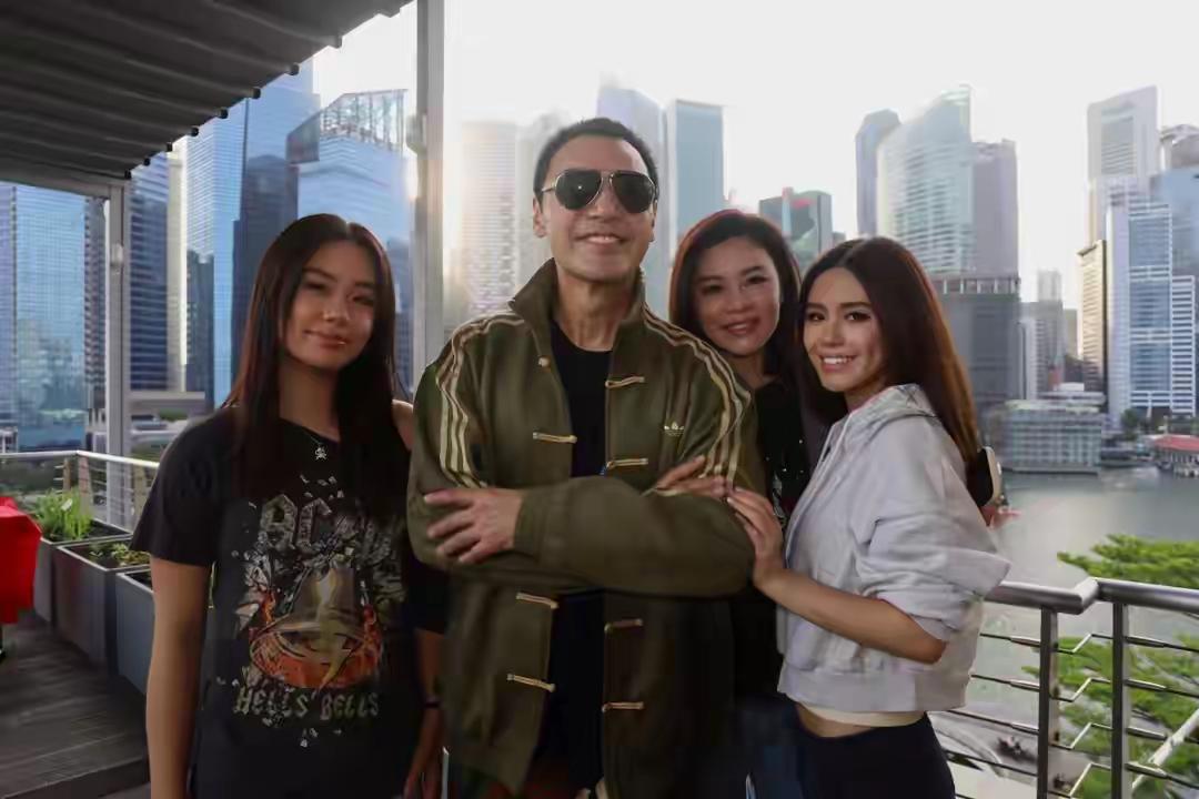 钟镇涛可真幸福
三个闺女个个都是颜值高手
而且都继承了父亲的好基因[赞]