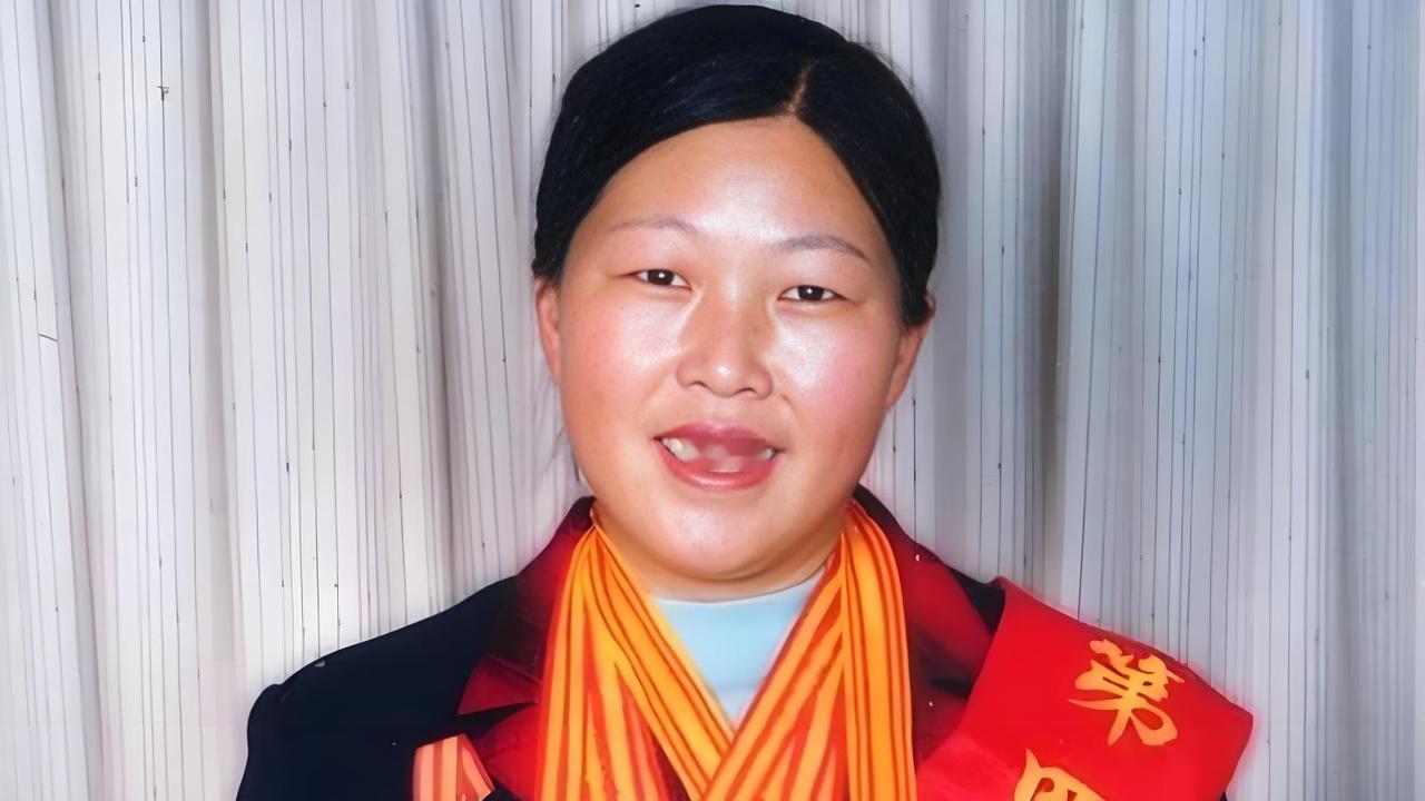 被逼嫁入沙漠地窖的她，哭了7天后选择留下，30年后却让世界为她喝彩！

她，19