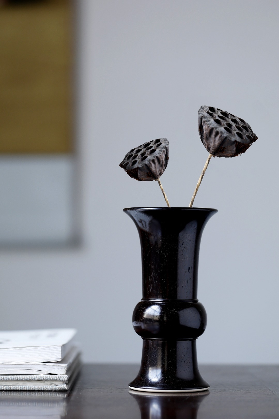 小叶紫檀 | 觚式花器本觚器型高挑，曲线优美，造型古雅别致，工艺细致入微。高圈足