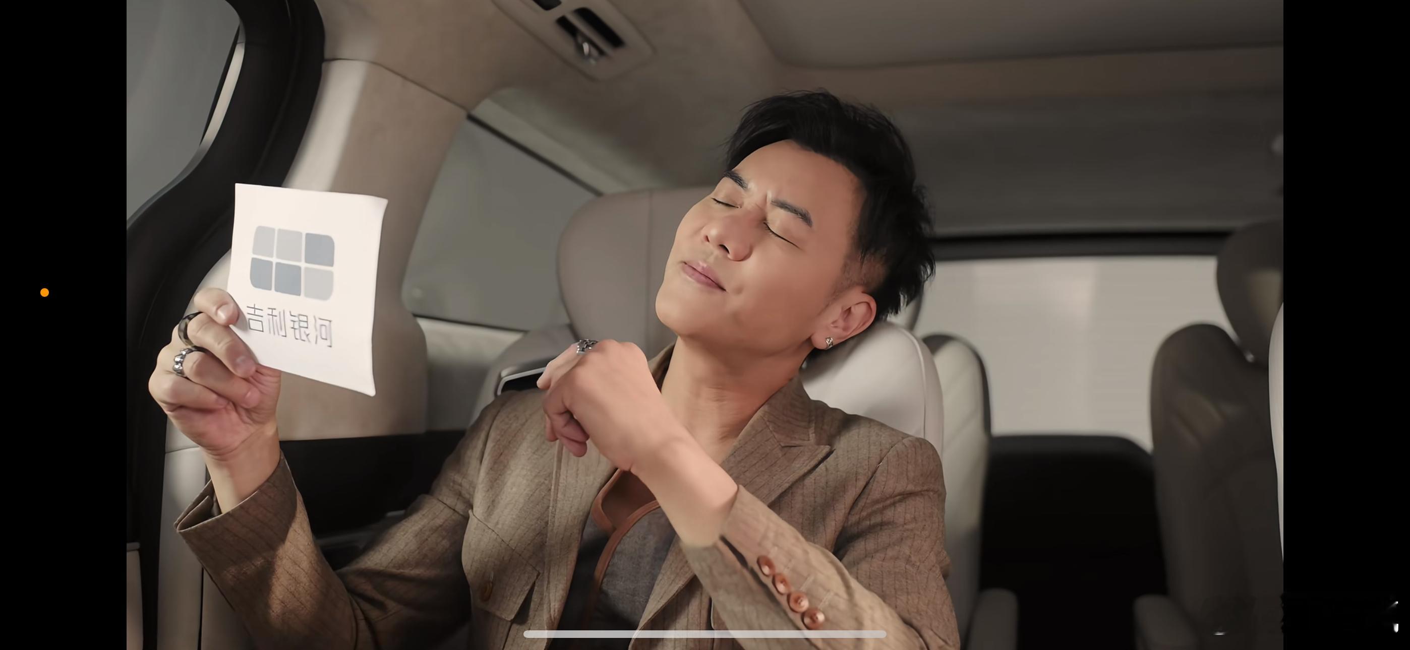 吉利银河V900请了梁汉文代言。现在越来越多车企喜欢找港星代言，一个是港星多才多