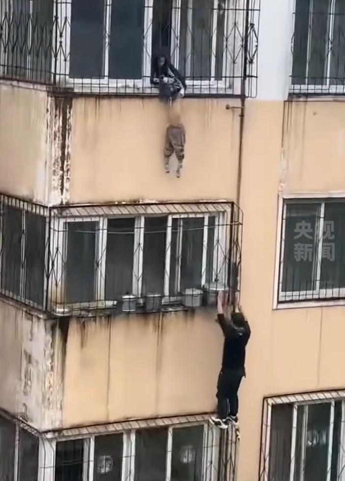 【外卖小哥徒手爬4楼救男童】爬楼救完人男子手发抖 近日，河南开封，一男童在家玩耍