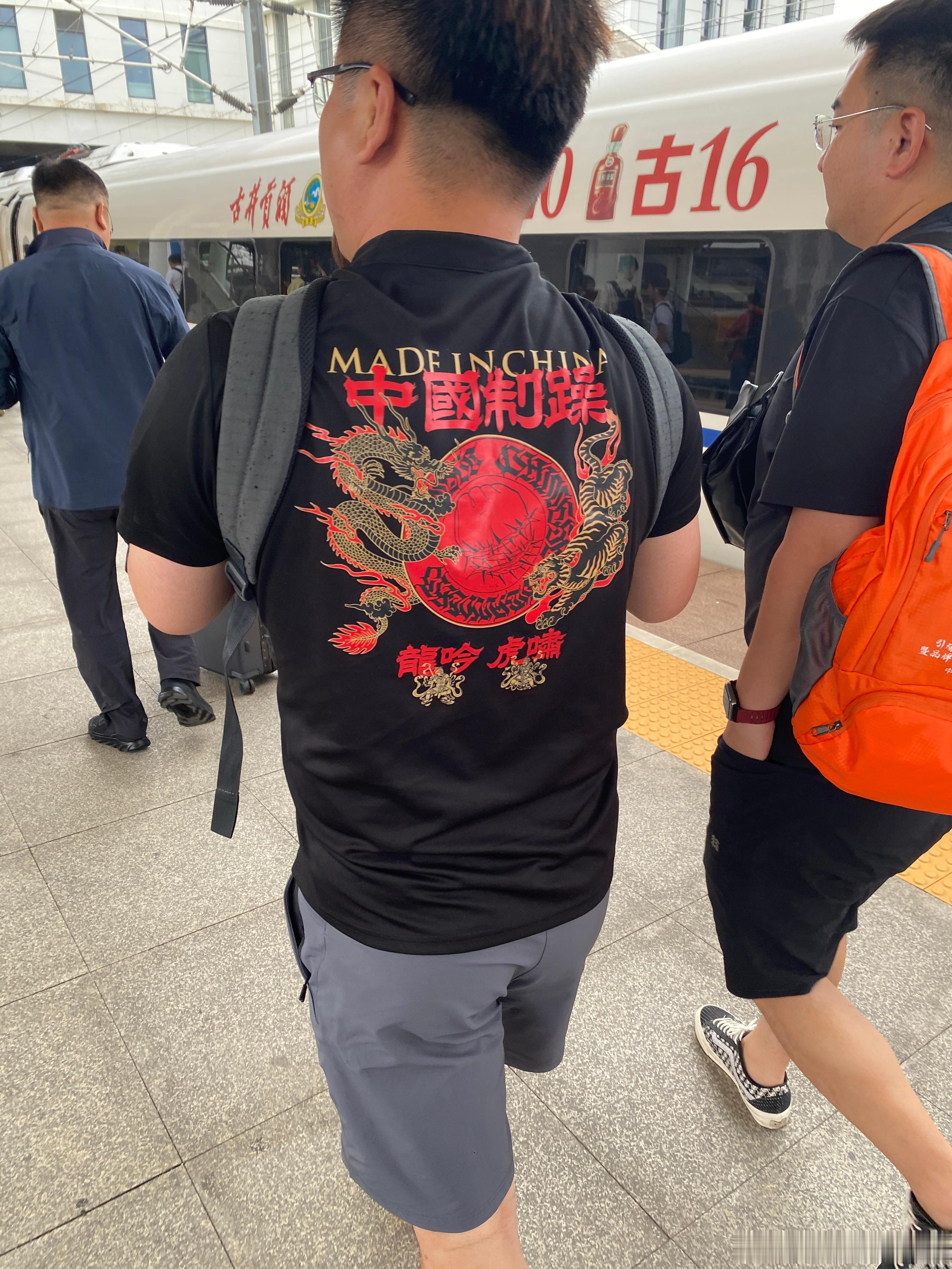 各地球迷陆续抵达金华，我也第二次来到这里。上次是采访亚运会。 金华·金华站
