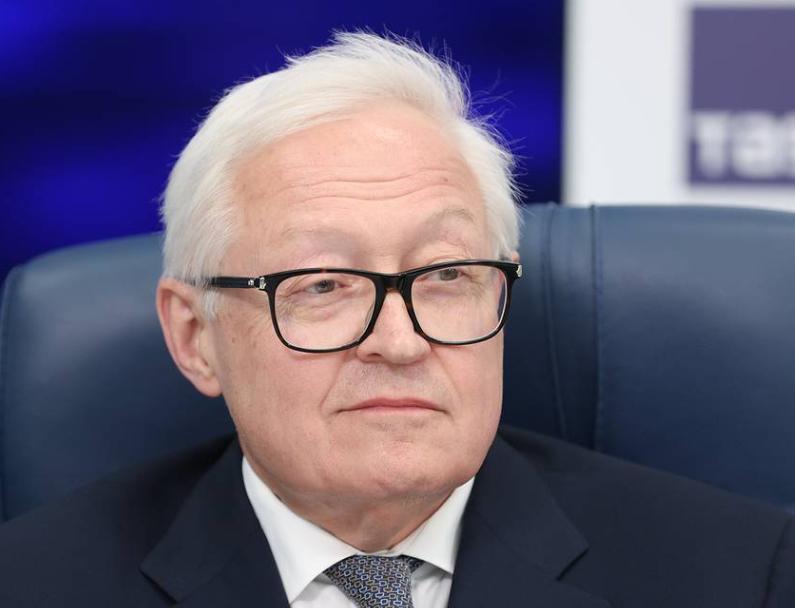 俄罗斯走了一步让所有人都没想到的棋。它没有搞军事演习，也没放狠话，而是做了一件看