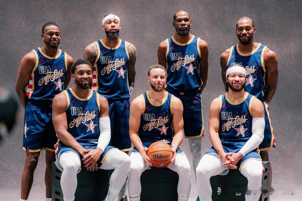 全明星大合影来了
美国队库里打C位，詹姆斯缺席本次合影
终于是轮到库里C位了
