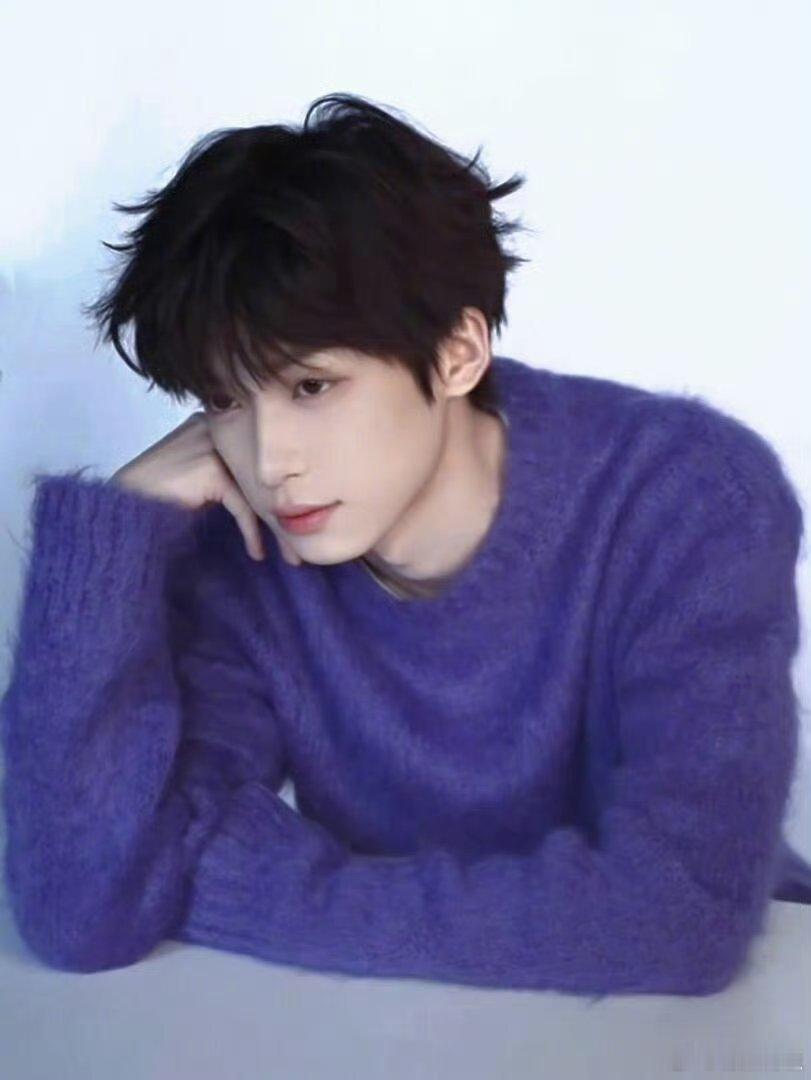 梓渝穿紫色好有韵梓渝紫色毛衣梓渝紫色毛衣，穿紫色好有韵 ，