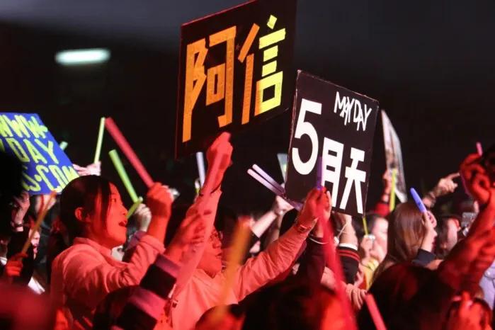 五月天在大陆的人气真是高到吓人！单单在北京鸟巢就开6场演唱会！
5月26日到28