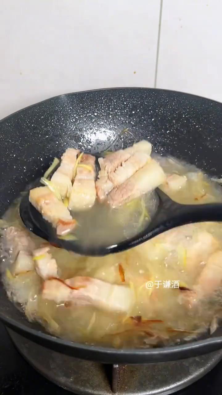真正打卤面可讲究了，白肉、大肉就猪肉，肥瘦相间的切成片。
·搁点油，葱、姜一炒，