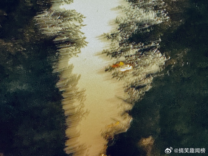 丁程鑫天气还不错你们那里呐丁程鑫鼻子好高丁程鑫分享旅途碎片，车厢自拍搭配窗外落日