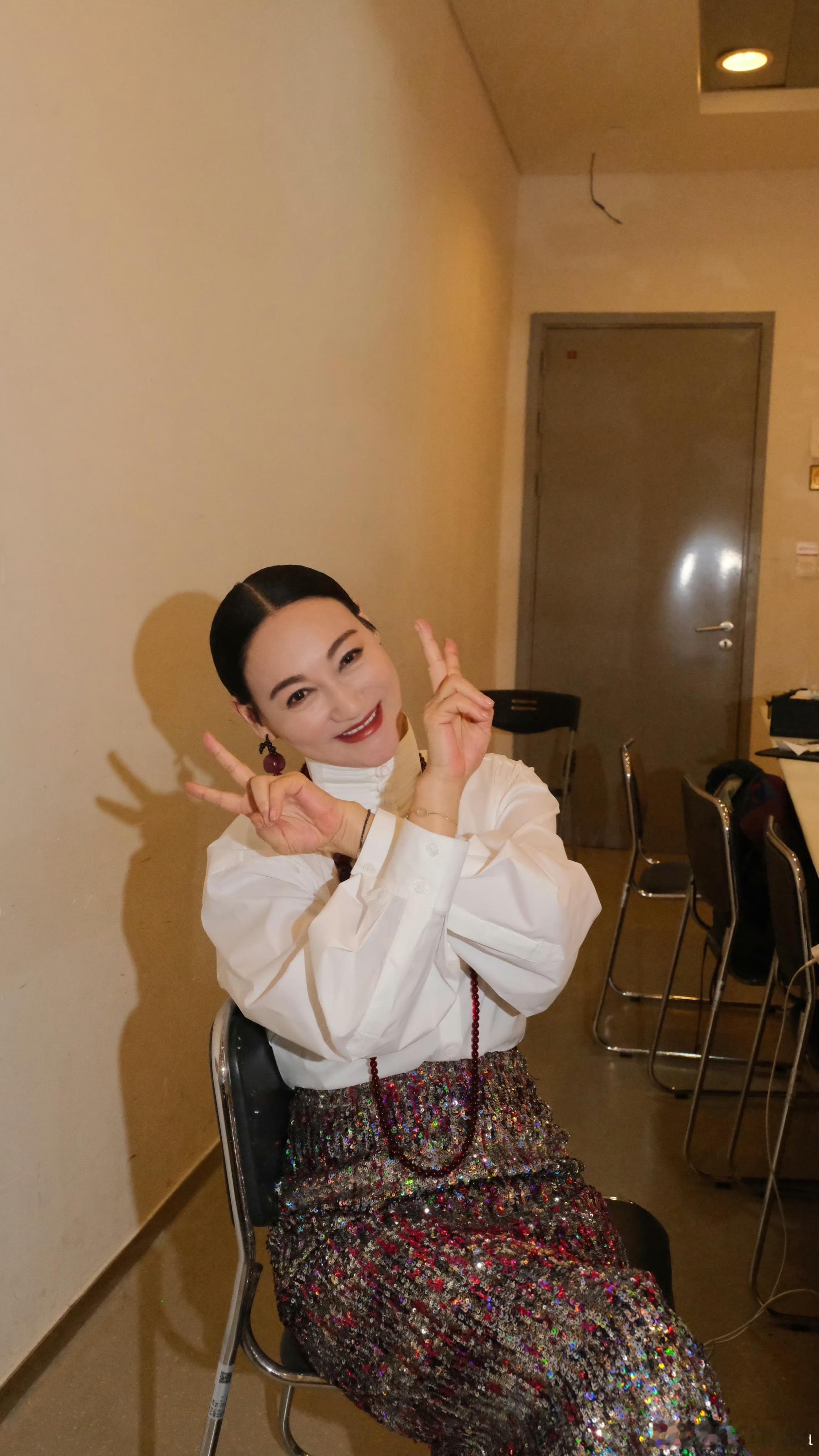 “可爱又迷人的传奇影后” 加盟微博之夜😍1月11日，期待她的闪耀时刻！ 