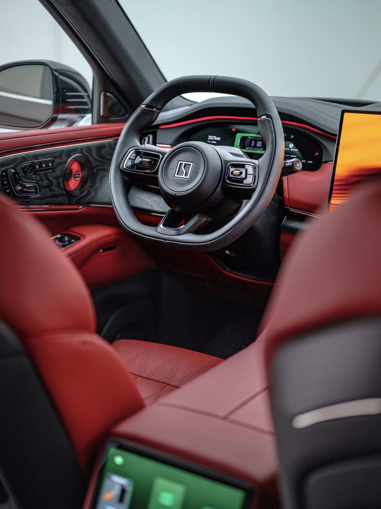 极氪8X新车的预售给人一种感觉，就是9X销量有着太好了，8X有些飘起来了，价格不