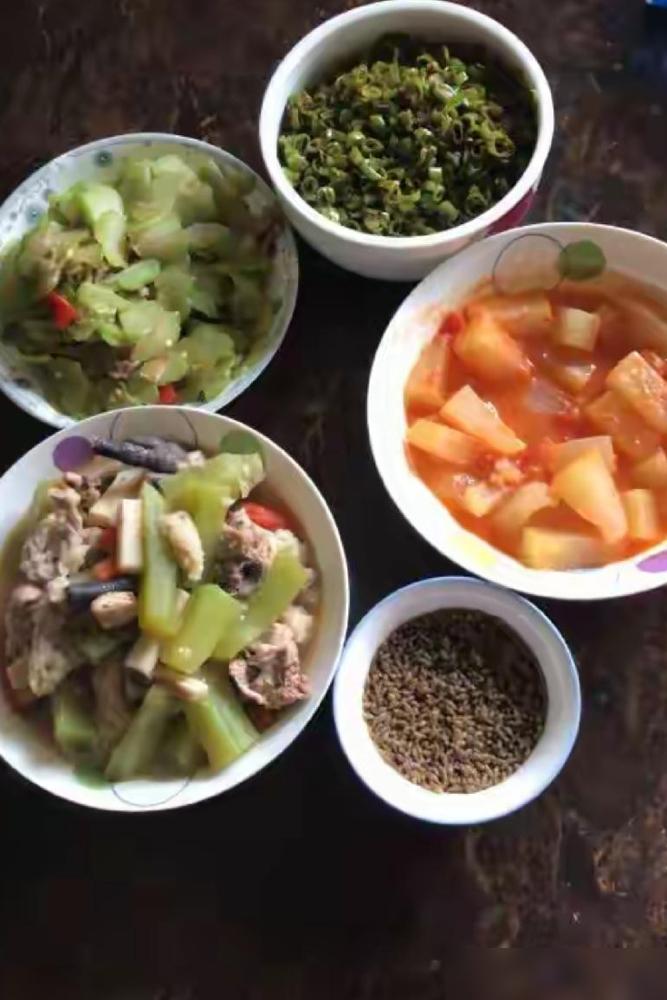 何云伟到安庆吃饭，小龙虾非常棒。

我要是当时在隔壁桌吃饭，都得替他尴尬到抠脚。