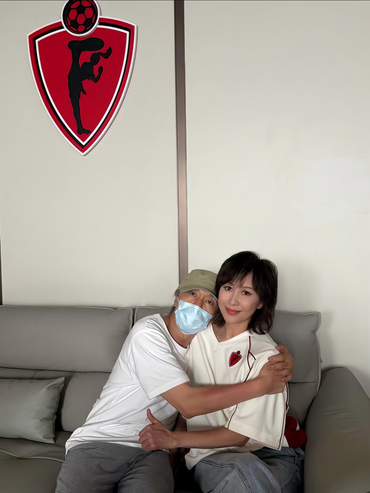 6月17日晚，刘嘉玲晒出与周星驰的合照，并配：“你肚唔肚餓啊？我煮個麵俾你食呀?