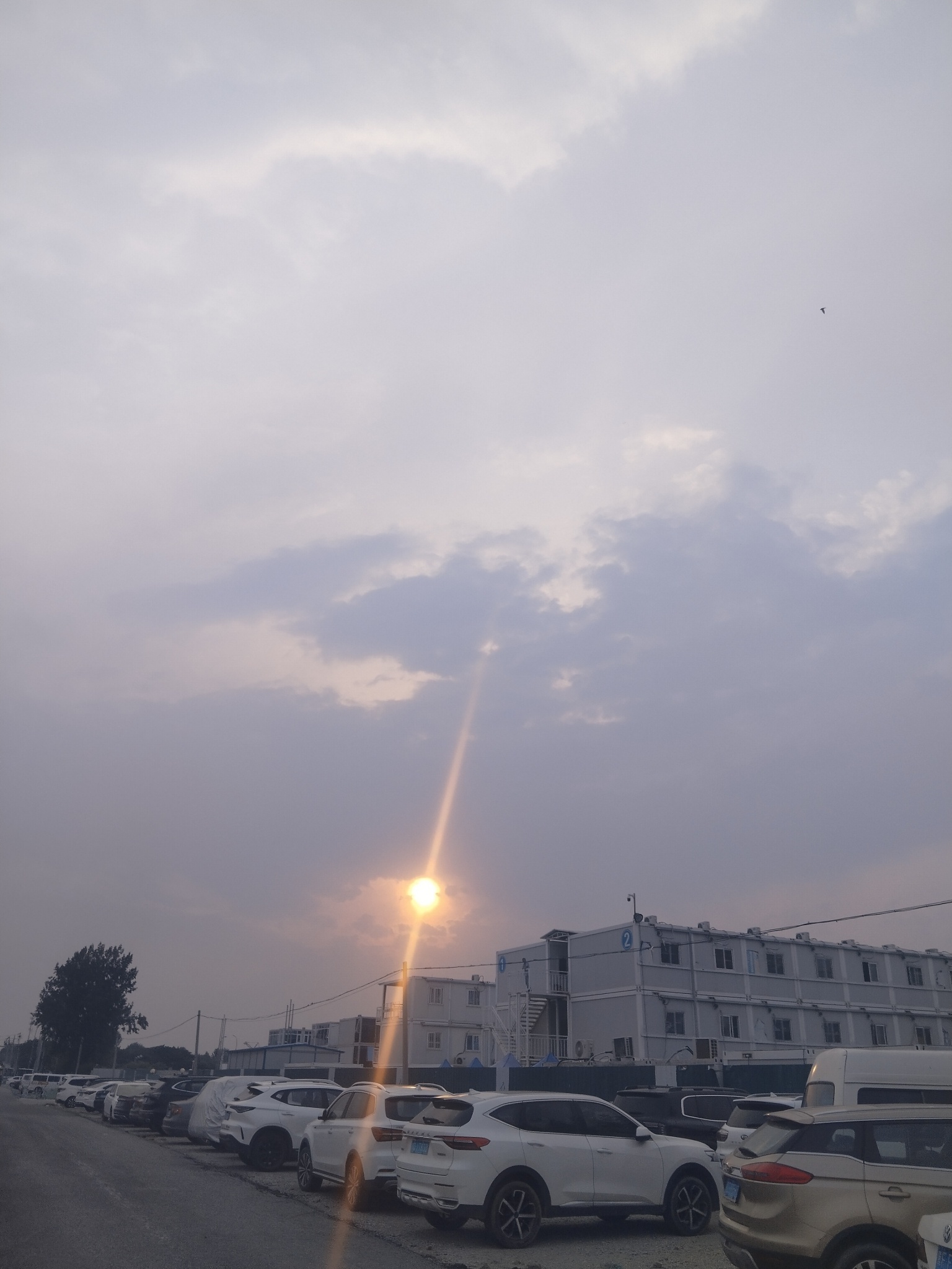 云波诡谲。 一天中，总会有某个时刻，晴朗的天空突然云波诡谲……情感语录 今日人生