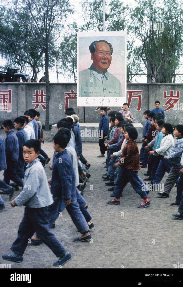 北京，1971 年 2 月， 小学生模仿毛泽东的 “长征”。 