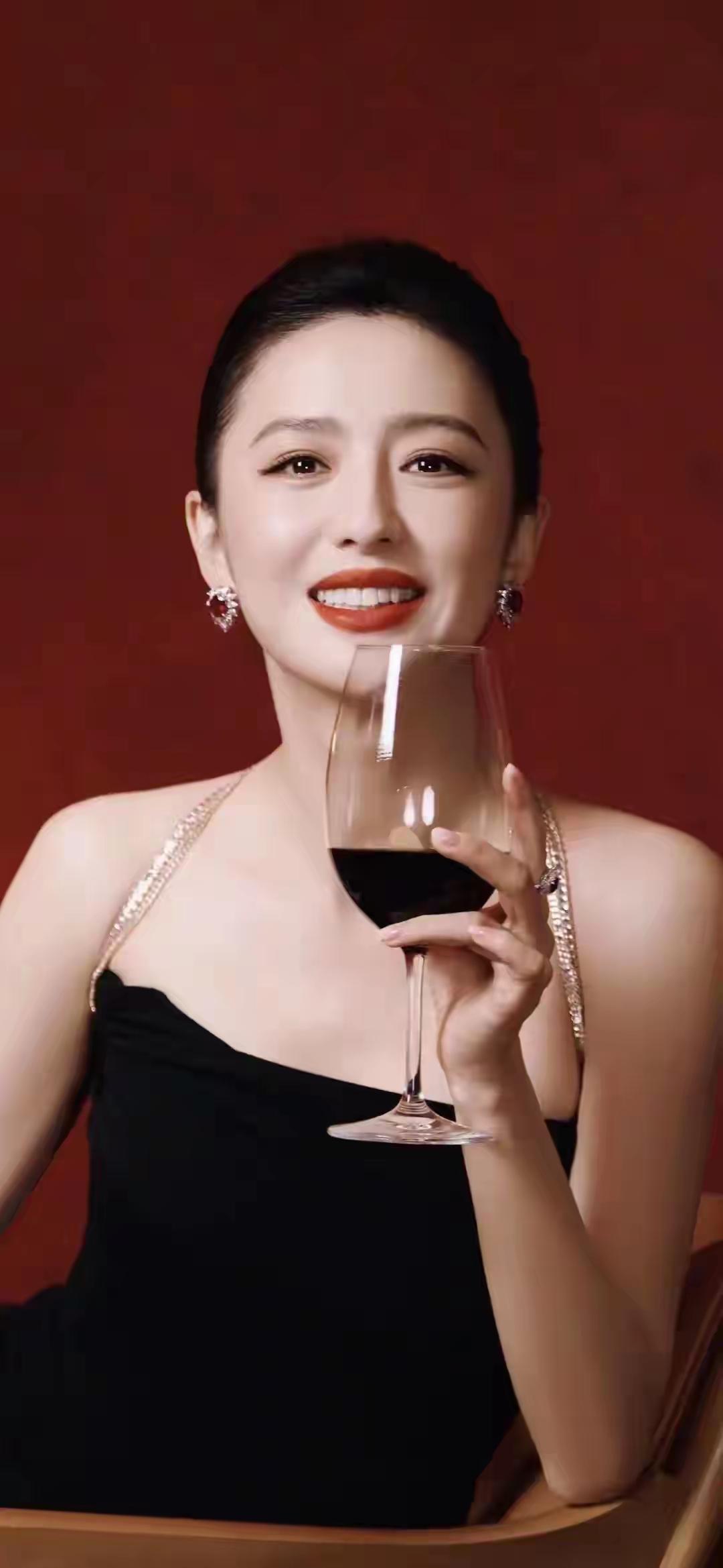 酒满金杯月，人醉玉楼春。