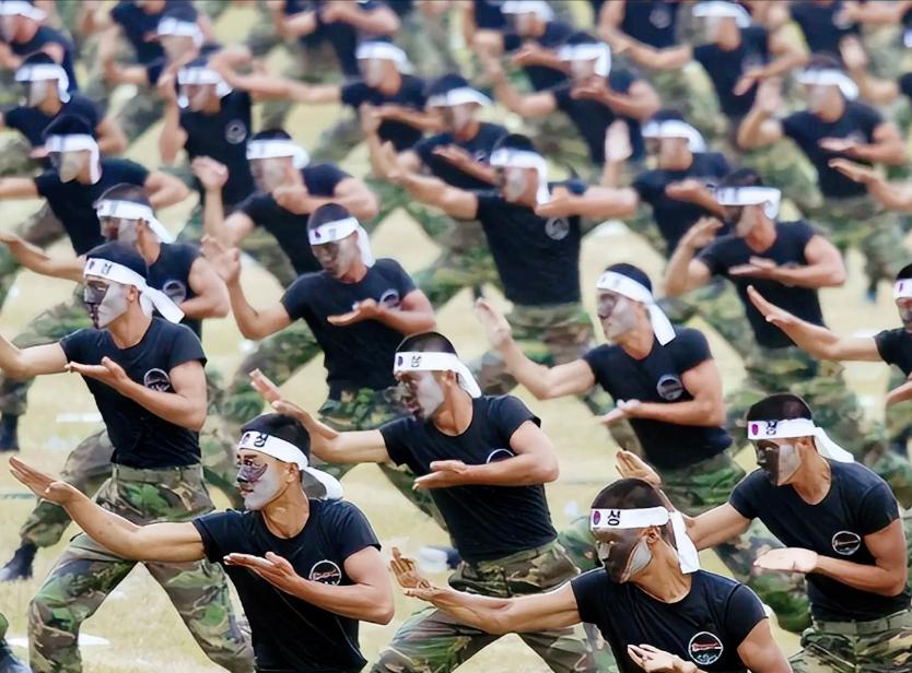 别看再次被特朗普点名，韩国一反常态选择硬刚美国，最近韩国总统李在明不再唯唯诺诺，