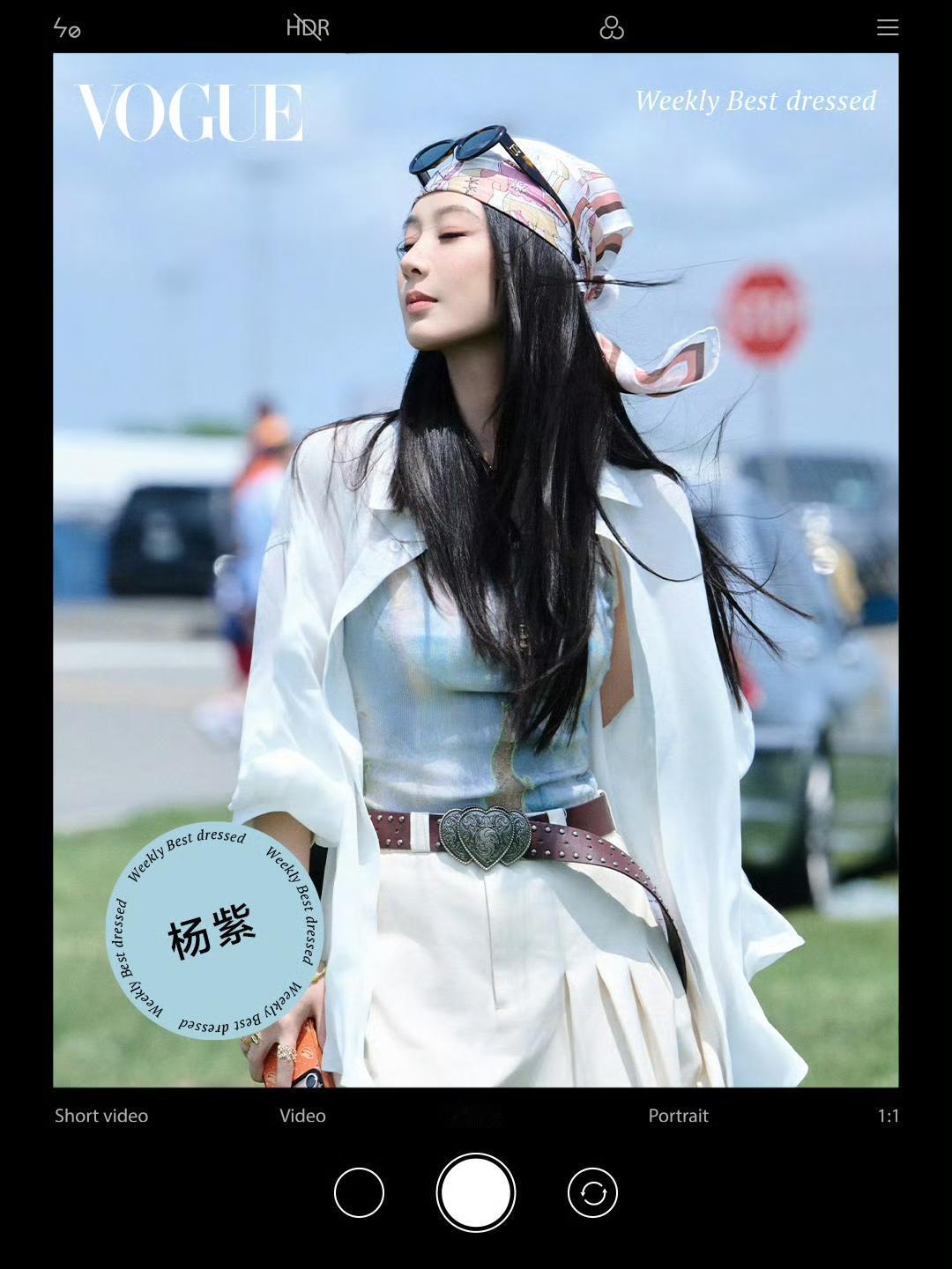 杨紫上榜VOGUE一周最佳穿搭女明星Top5 ，这身穿搭真是慵懒洒脱随性自然～观
