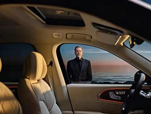 极氪8X 内饰谍照曝光，凭借文雅老钱风与暖系配色引发热议，内饰设计克制却尽显高级