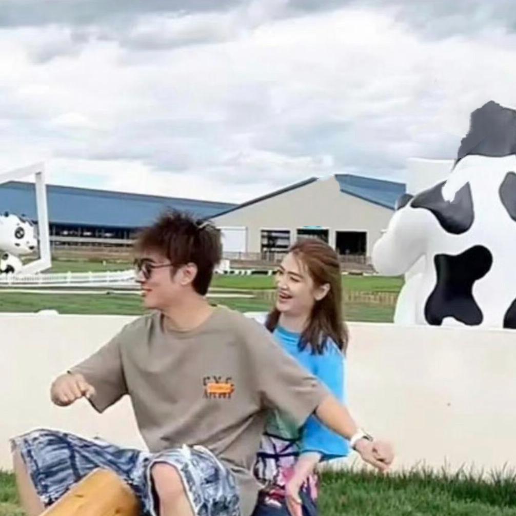 张丹峰一家上镜分享温馨时刻，洪欣和女儿腻歪在一起，幸福都要溢出屏幕啦​​​