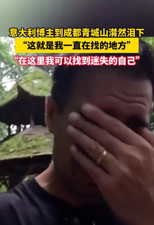 为什么很多美国人到了中国后不笑？
全都表情严肃的看着中国的一切!来中国玩的外国人