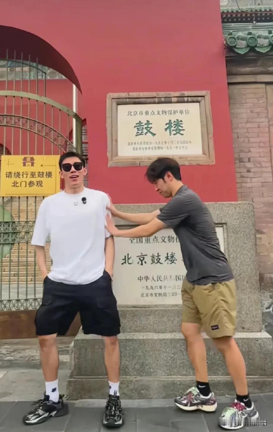 程靖淇和闫安一起在北京玩了。
刚刚看到闫安和程靖淇共创的动态，两个人太好玩了，在
