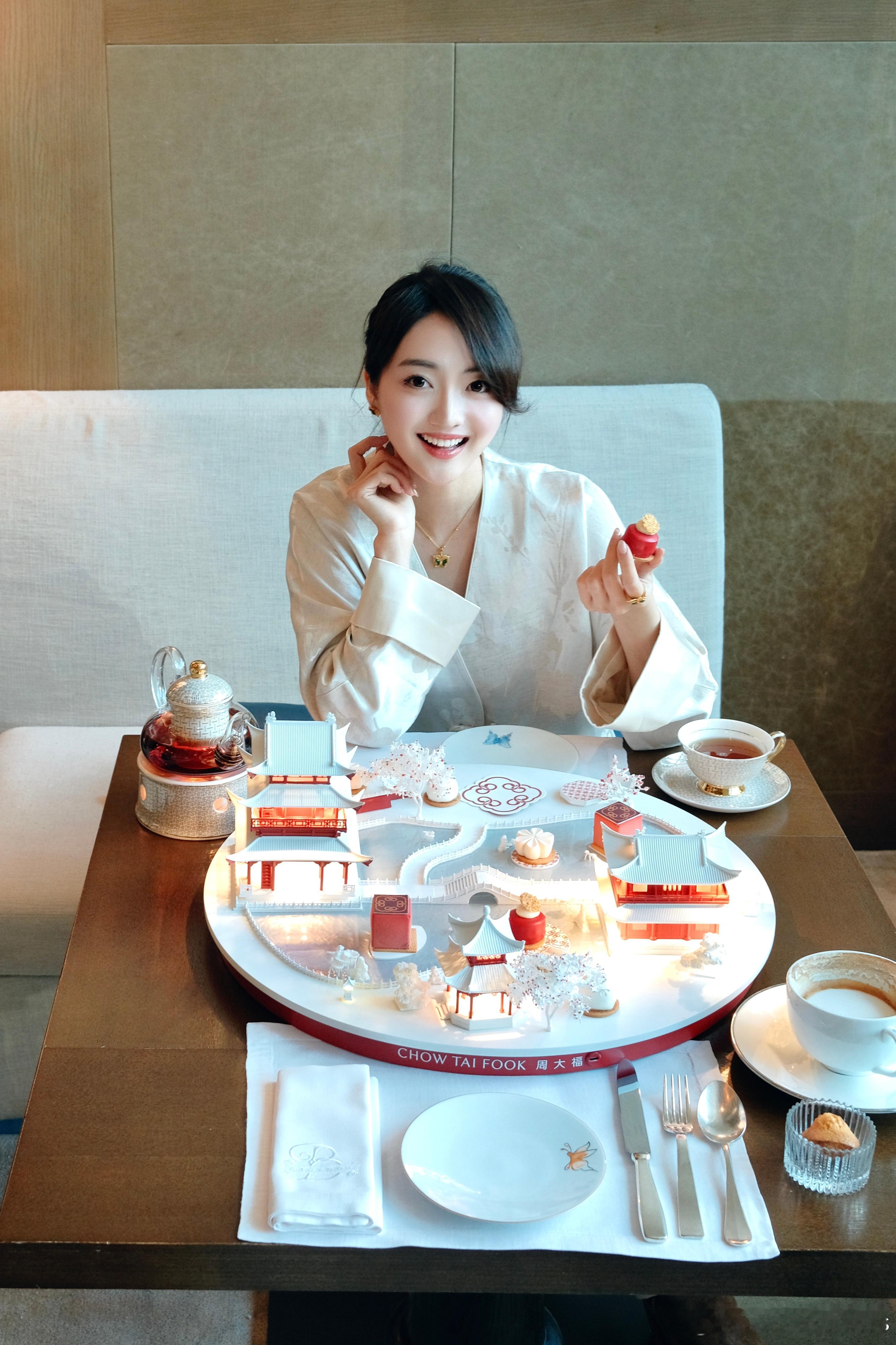 深秋的北京来体验一场“舌尖上的东方美学”捧着茶盏坐在景观旁，看着光影流动嘴里是清