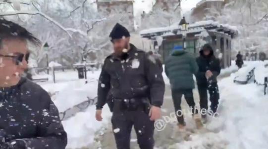【纽约一名男子因用雪球袭击警察而被捕。 这起事件发生在本周，当时执法部门接到报警