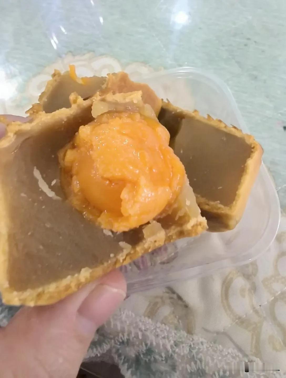 这一小块月饼，我是越吃越憋屈，不亏是国企单位，连盒月饼都发不起，只舍得让每位员工