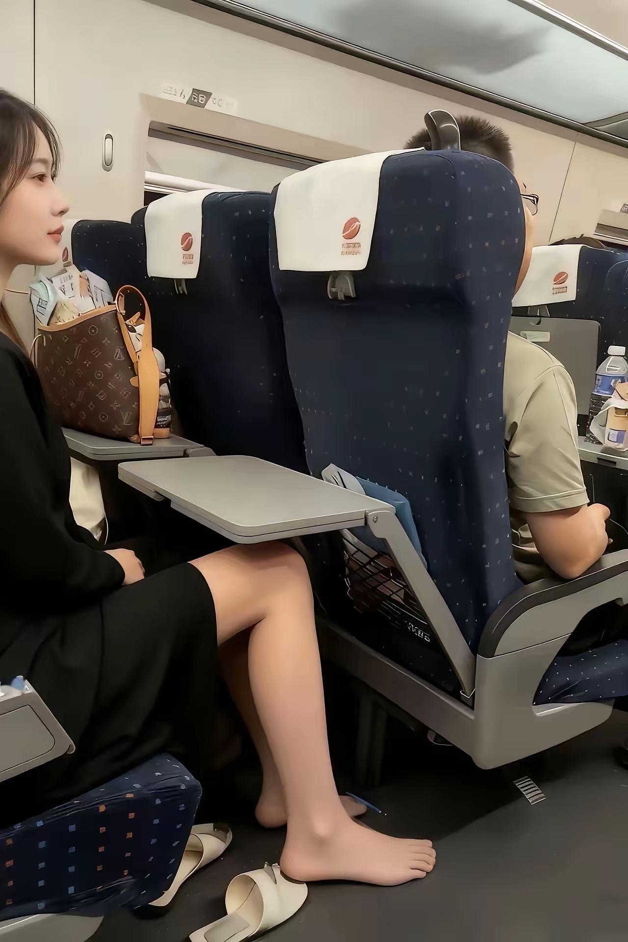果然颜值就是“正义”！女子高铁上脱了鞋，结果网友却没有指责，甚至喊话：她把脚踩我