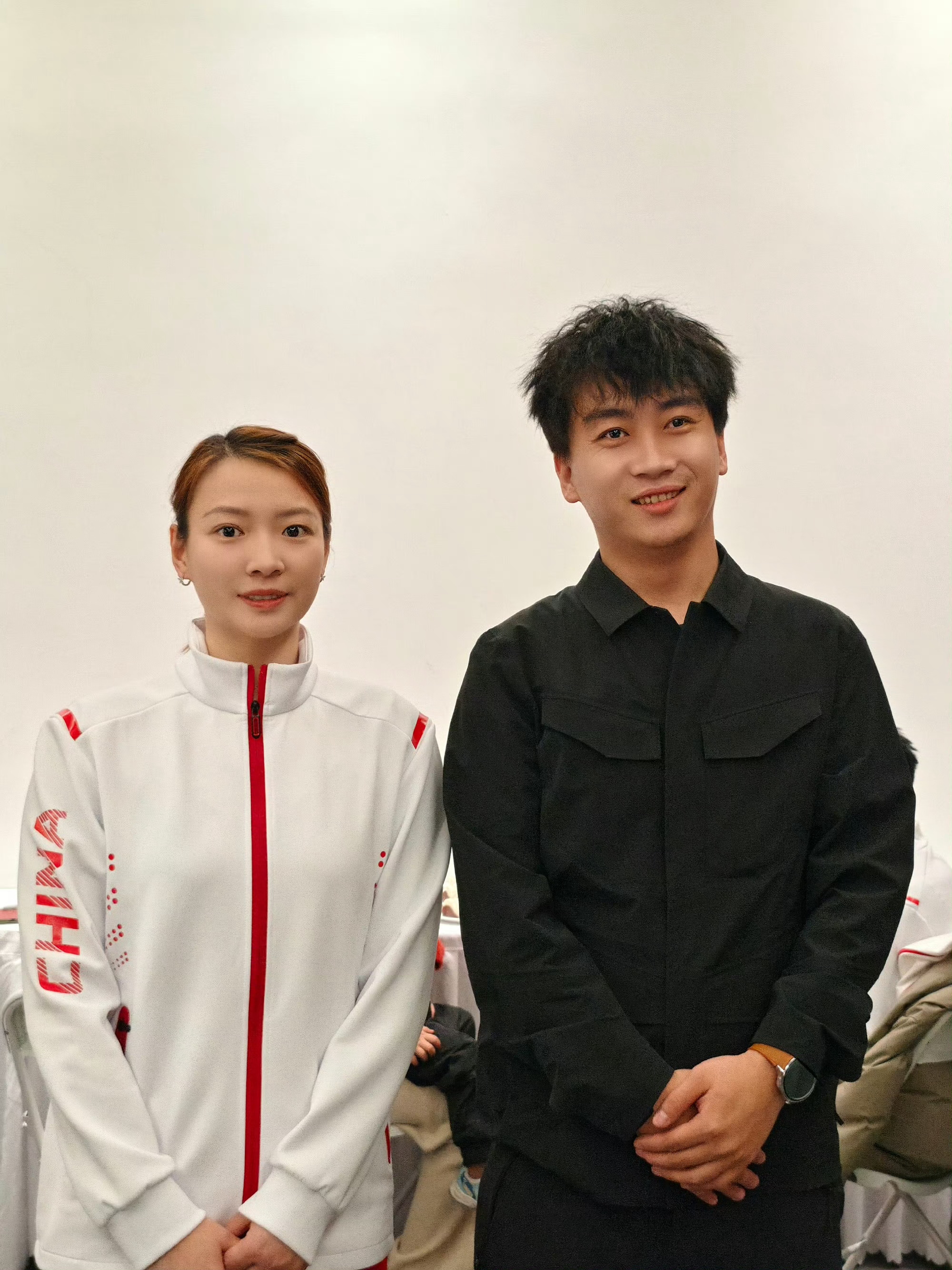 黄雅琼怀孕一年前小郭见过黄雅琼小姐姐本人声音特好听，说话温柔，性格随和后来还送给