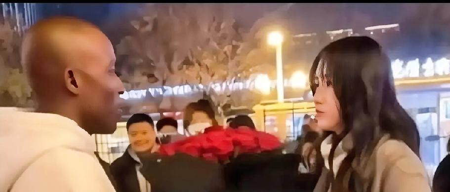 新时代女性的自信与独立：
她的拒绝赢得全场掌声

昨晚，
在某大学校园内，
一场