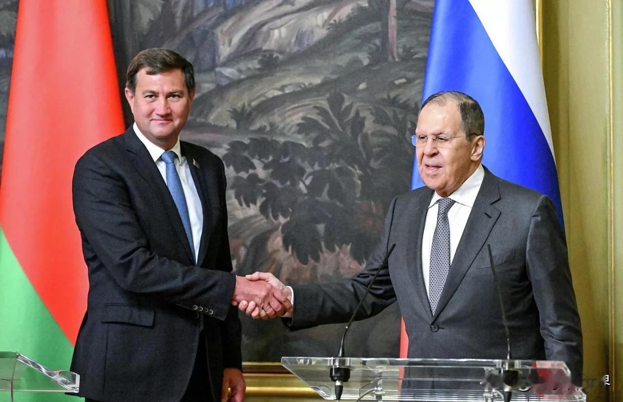 【最新消息：白俄罗斯外长与俄罗斯外长讨论了地区安全问题】
明斯克时间2025年1