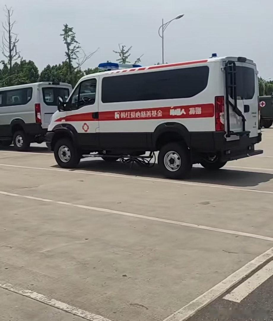 韩红的“走个面”成为网络热梗，同时基金会也被公众质疑。怎么说呢，首先做好事一定是