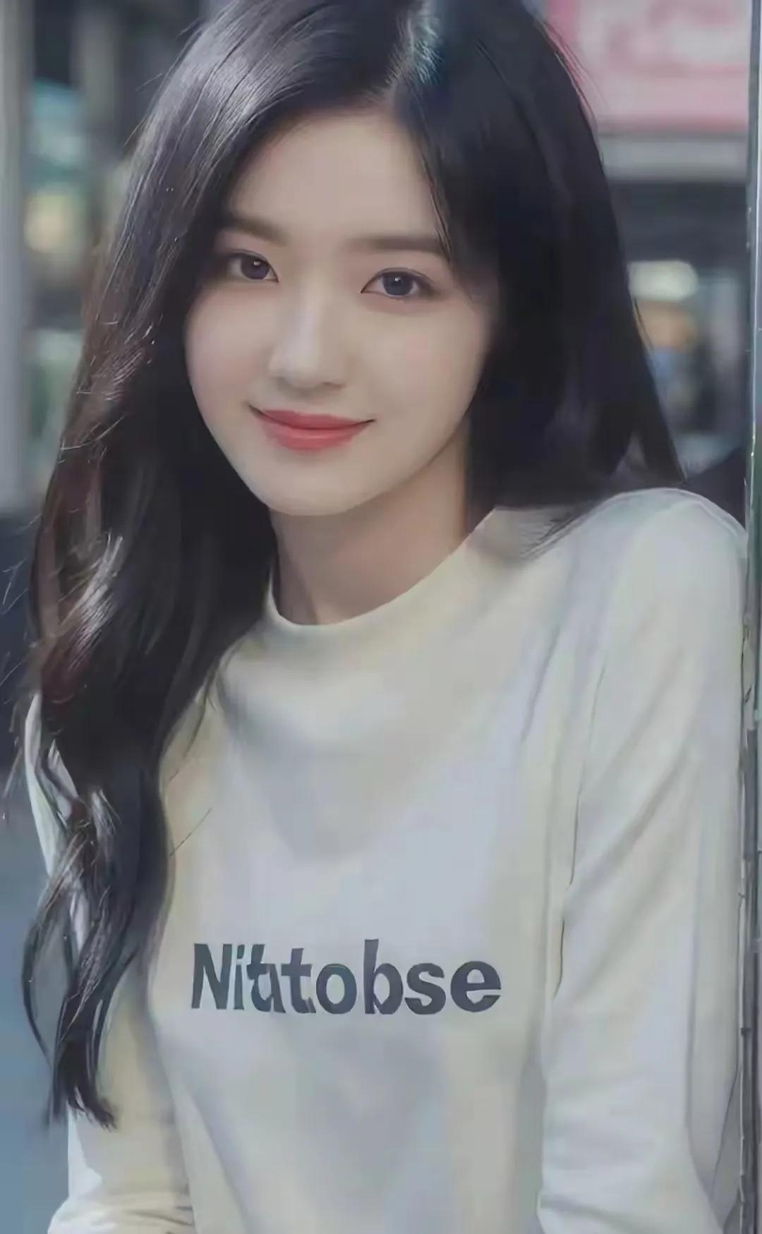 一个保持着纯真的农村女孩，拥有着未经世事的单纯和自然的美丽。她自信地微笑，知道自