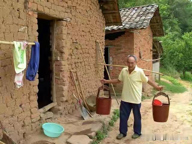 村里有位大爷，老伴五十岁时因病离世，如今他与四十多岁的残疾儿子相依为命。七十多岁