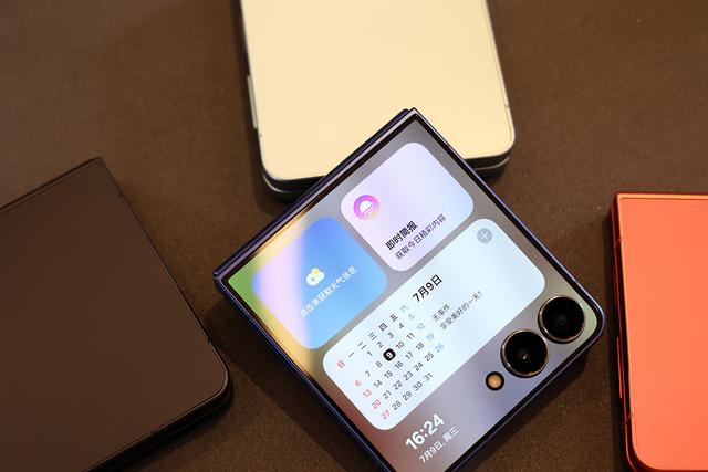 三星Galaxy Z Flip7图赏 外屏极窄边框 全面大视野