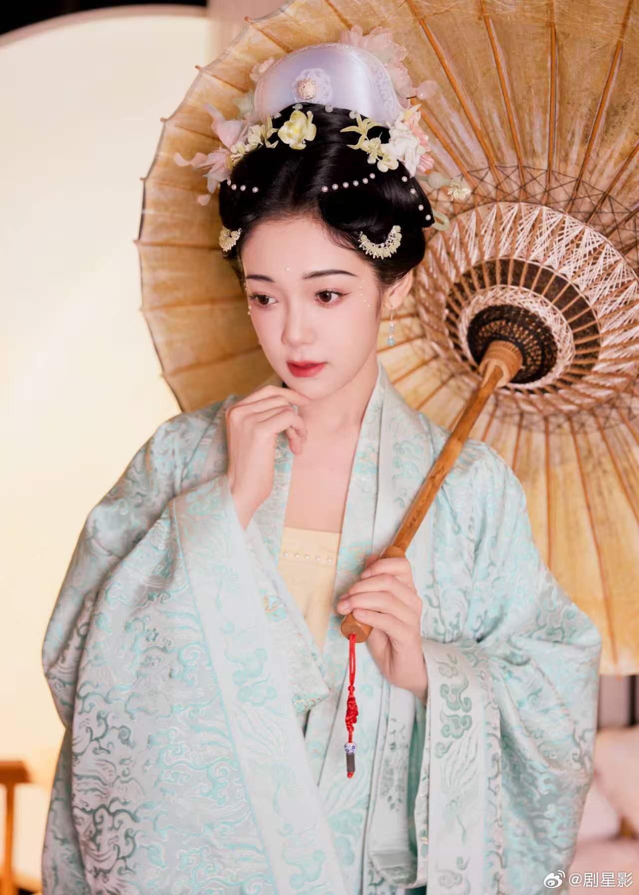 希林娜依高宋制绿色汉服 希林娜依高宋制绿色汉服，搭配了这一次的珍珠妆容，真的是我