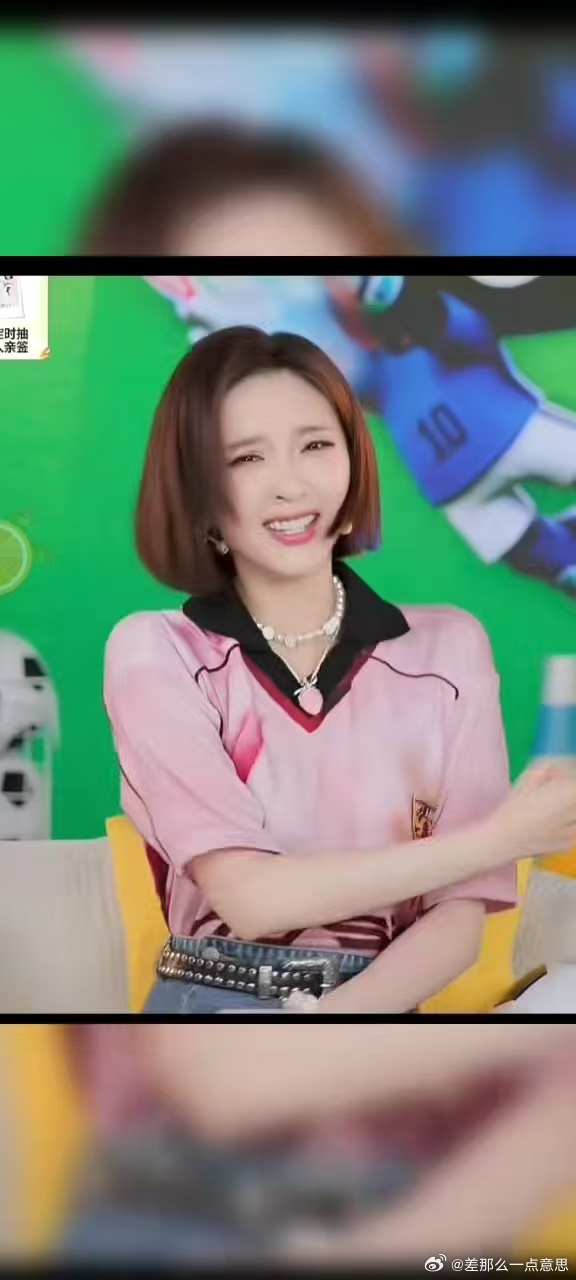 唐艺昕不止会演还会说 足球解说首秀氛围感绝佳，捕捉赛场高光瞬间，分析球员发挥，温