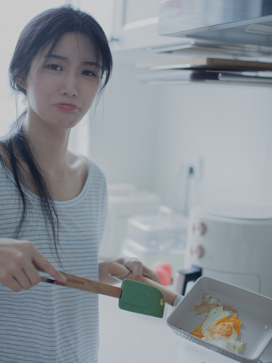 真的要被 的这组居家少女风写真给美晕了，无框眼镜、浅色条纹上衣，仿佛隔着屏幕都能