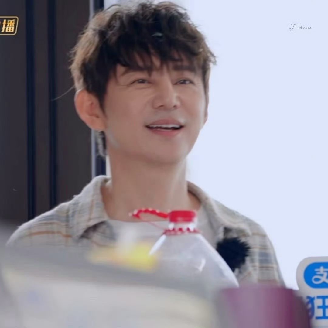 何炅说27还没发育完被何老师这句话狠狠治愈到了，27岁怎么就不能是小朋友了，温柔