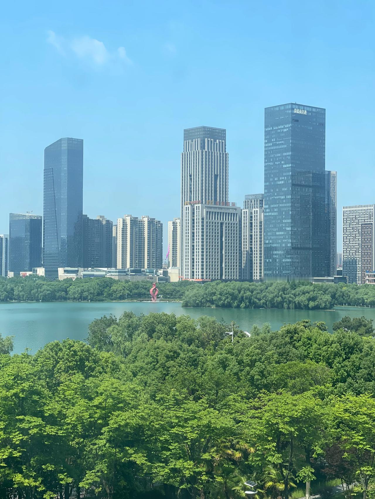 因为一场电音节，合肥最近热度很高。你看合肥的天鹅湖周边的高楼耸立，风景秀丽。现在