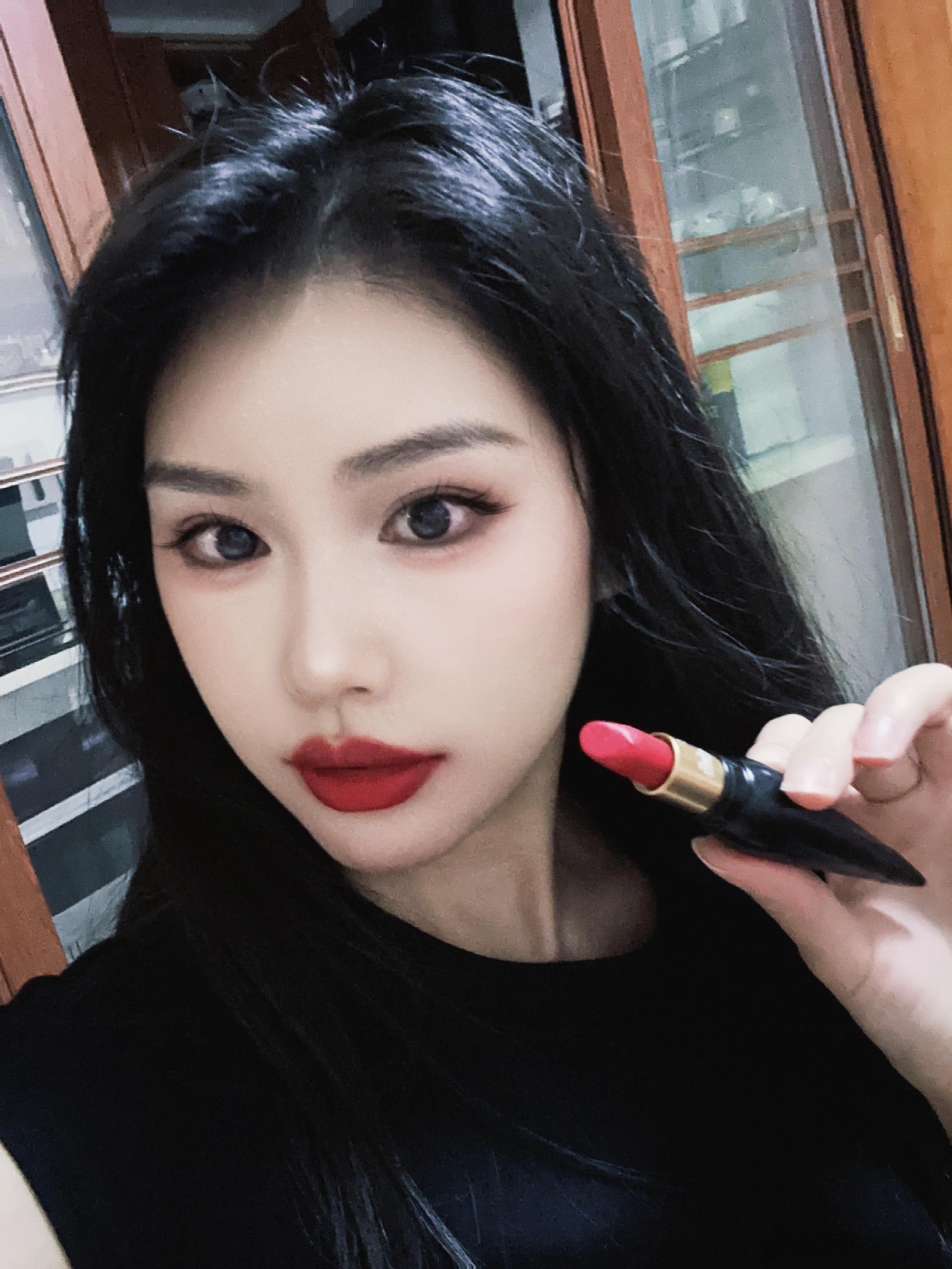 我又买了三支，裸色还是不太适合我，我就适合颜色红的[苦涩] ​​​